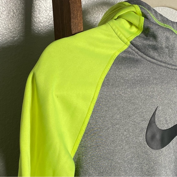 Dry-fit Hooded Sweater - Picture 3 of 6